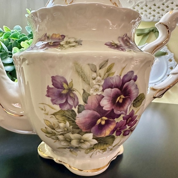 VINTAGE, CROWN DORSET, WHITE TEAPOT WITH PURPLE PANSIES & GOLD TRIM. - Picture 4 of 16